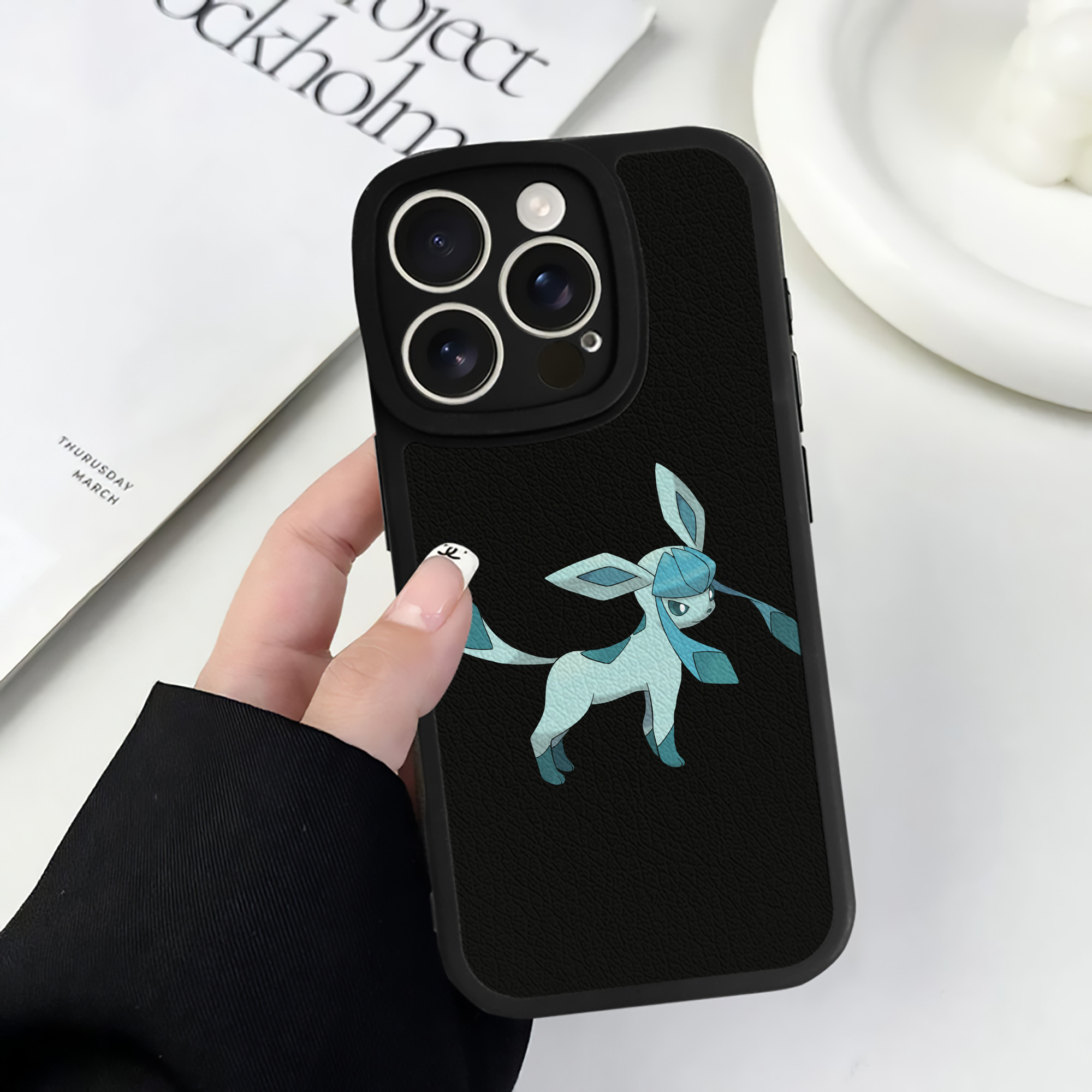 （画像用） ポケットモンスター Pokémon 【iPhone 16シリーズ対応】シリコンスマホケース（レザー調） 材質：シリコン